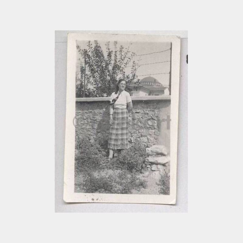 Tarihi Ev Bahçesinde Kadın Fotoğraf