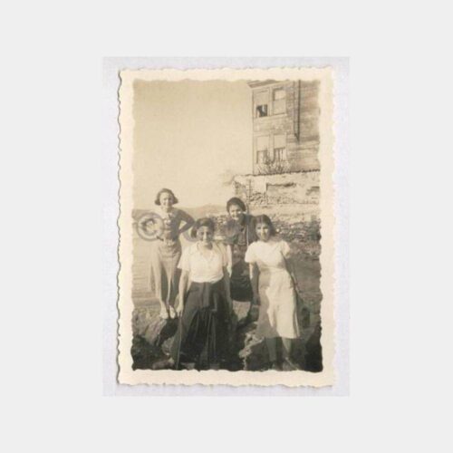 Tarihi Ev ve Kadın Görünüş Fotoğraf