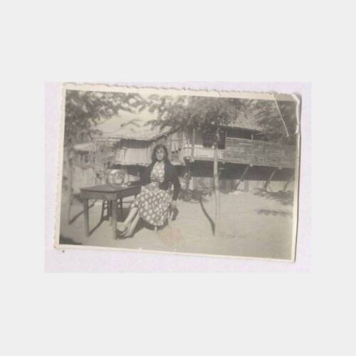 Tarihi Ev ve Kadın Görünüş Fotoğraf