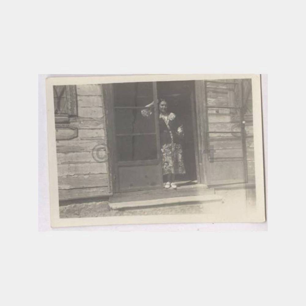 1934 Tarihi Ev ve Kadın Görünüş Fotoğraf