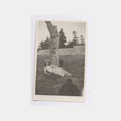 1938 Tarihi Ev Önünde Kadın Fotoğraf