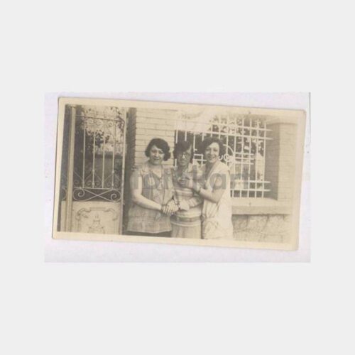 Tarihi Ev Kapısı Önünde Kadınlar Görünüş Fotoğraf