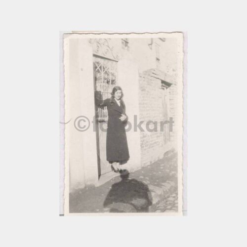 1930 Tarihi Ev Önünde Kadın Görünüş Fotoğraf