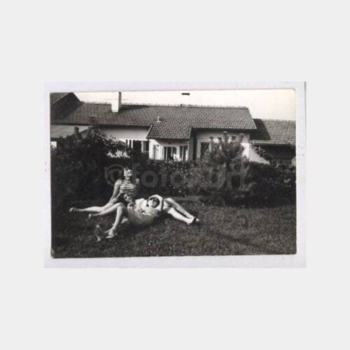 1960 Tarihi Ev Bahçesinde Kadınlar Fotoğraf