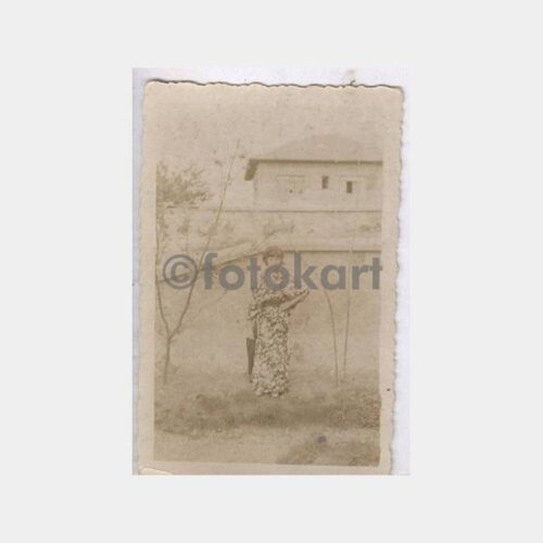 1930 Tarihi Ev ve Kadın Görünüş Fotoğraf