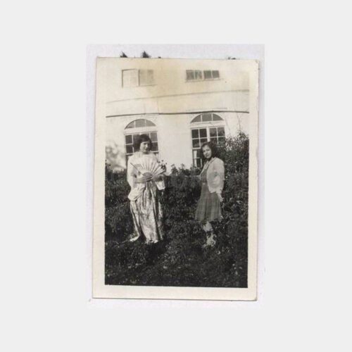 Tarihi Ev ve Kadın Görünüş Fotoğraf