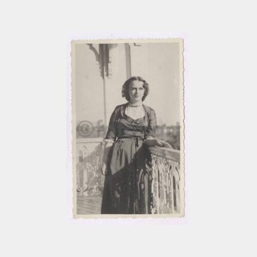 1948 Tarihi Ev ve Kadın Görünüş Fotoğraf