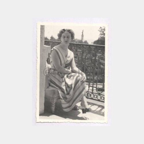 1954 Tarihi Ev ve Kadın Görünüş Fotoğraf