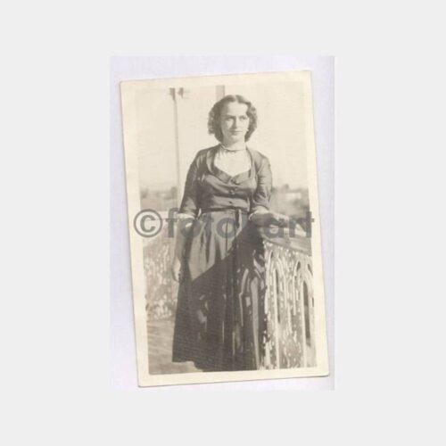 1940 Tarihi Ev Balkonu ve Kadın Fotoğraf