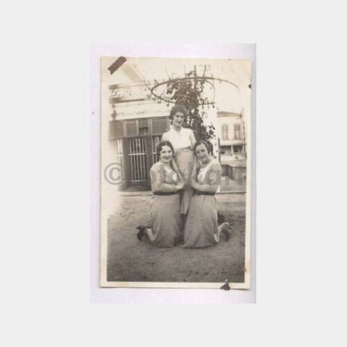 Tarihi Ev ve Kadın Görünüş Fotoğraf