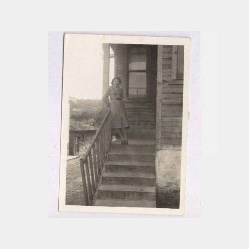 Tarihi Ev ve Kadın Görünüş Fotoğraf