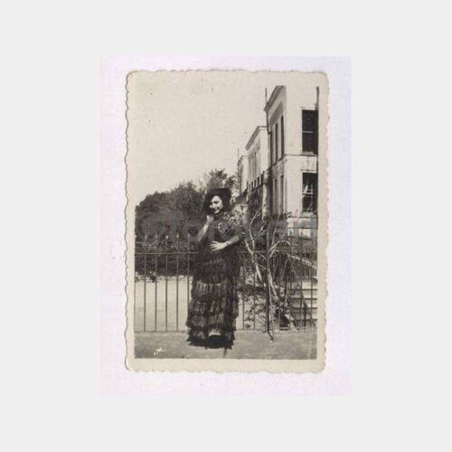 Tarihi Ev ve Kadın Görünüş Fotoğraf