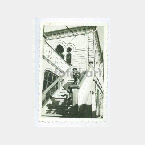 1930 Tarihi Ev ve Kadın Görünüş Fotoğraf