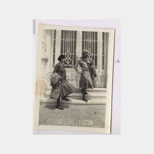 Tarihi Ev ve Kadın Görünüş Fotoğraf