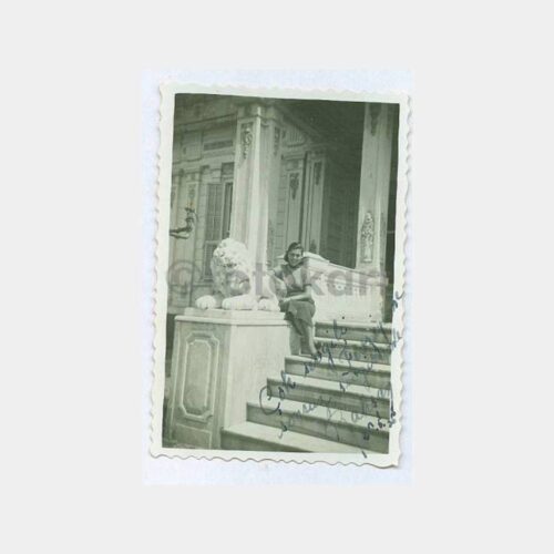 1930 Tarihi Ev ve Kadın Görünüş Fotoğraf