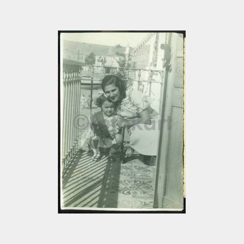 Tarihi Ev Balkonu Kadın ve Kızı Fotoğraf