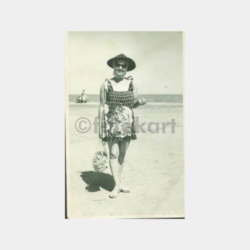 1965 Plajda İlginç Kadın Görünüşü Fotoğraf