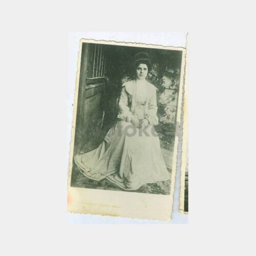 1928 Tarihi Ev Önünde Kadın Görünüş Kartpostal