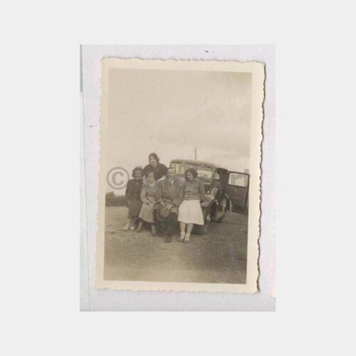 Eski Otomobil Önünde Aile Görünüş Fotoğraf