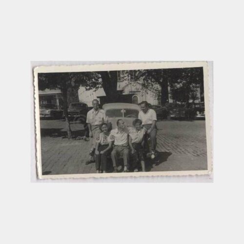 Tarihi Ev Önünde Otomobil ve Aile Fotoğraf