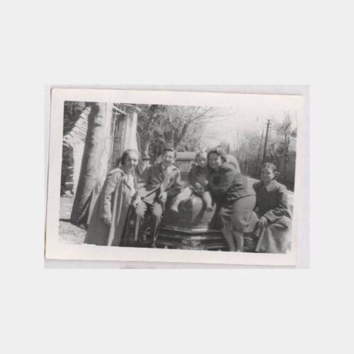 Tarihi Ev Önünde Otomobil ve Aile Fotoğraf