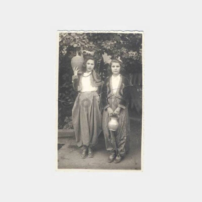 Folklorik Giyimli İki Genç Kız Fotoğraf