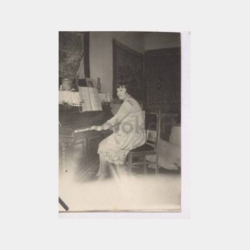 1930 Tarihi Ev Piyano Çalan Kadın Fotoğraf