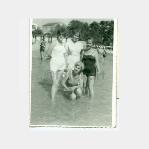 1960 Kadınlar Plaj Hatırası Fotoğraf
