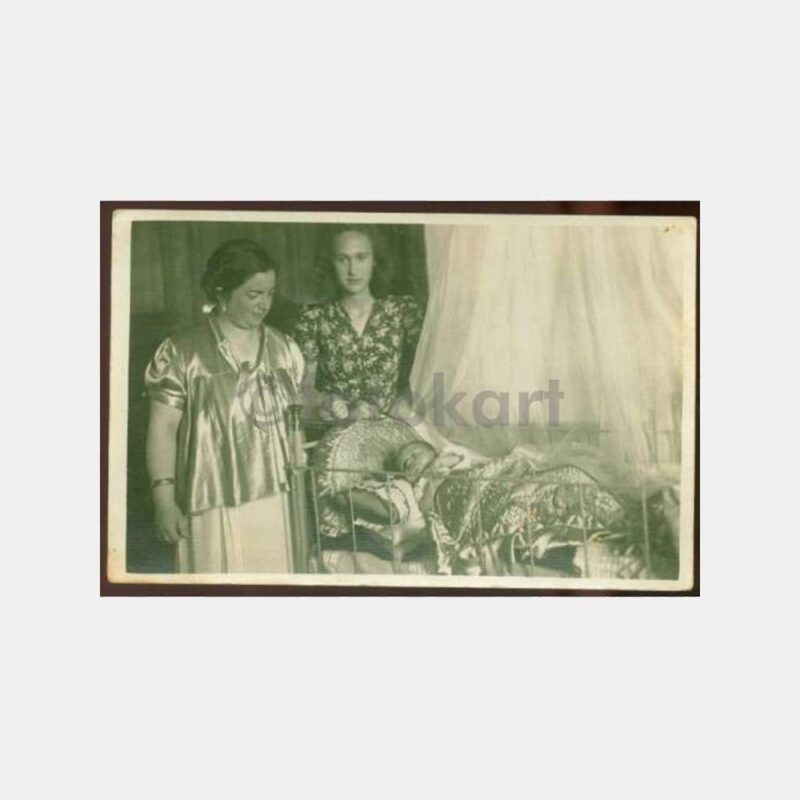 1940 Tarihi Evde Anne ve Bebeği Konulu Fotoğraf