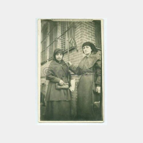 1925 Tarihi Ev Önünde Çarşaflı Kadınlar Fotoğraf