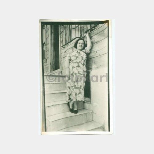 1930 Tarihi Ev Önünde Kadın Fotoğraf