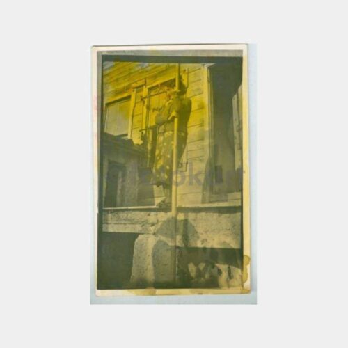 1930 Tarihi Ev Balkonunda Kadın Fotoğraf