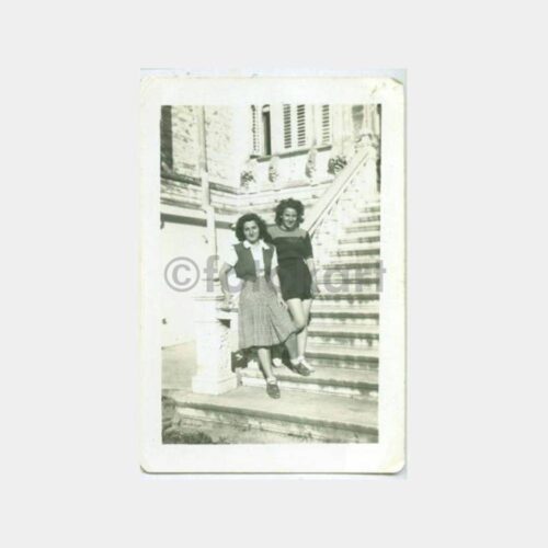 1930 Tarihi Ev Önünde Kızlar Görünüş Fotoğraf