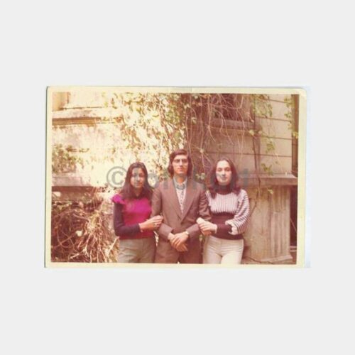 1974 Tarihi Ev Önünde Gençler Fotoğraf