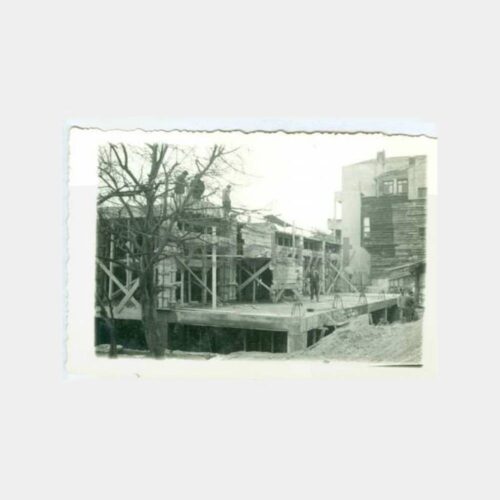 1958 Tarihi Ev Yanında İnşaat Konulu Fotoğraf
