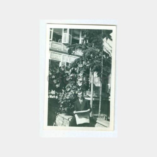 1940 Tarihi Ev Önünde Bay Konulu Fotoğraf