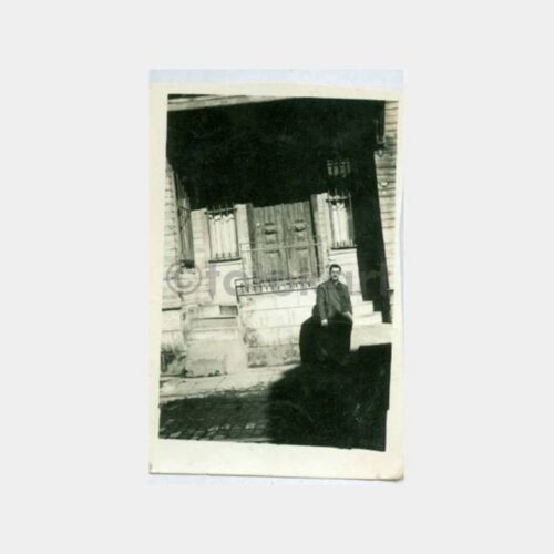 1930 Tarihi Ev Önünde Bay Konulu Fotoğraf