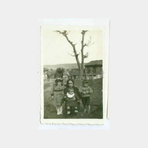 1940 Tarihi Ev Önünde Çocuklar Fotoğraf