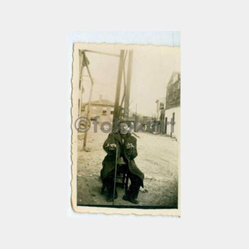 1930 Tarihi Ev Önü Yaşlı Bay Konulu Fotoğraf