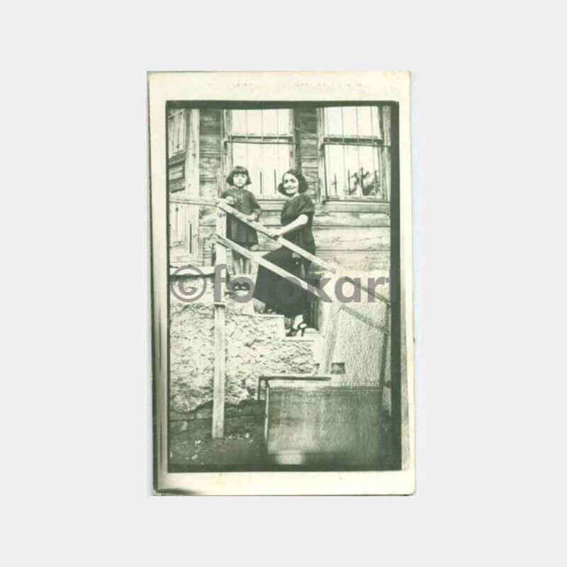 1930 Tarihi Ev Önünde Anne Kız Fotoğraf