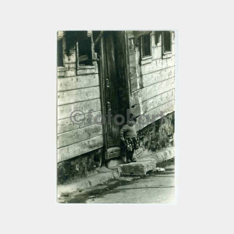 1960 İstanbul Tarihi Ev Önü Çocuk Fotoğraf