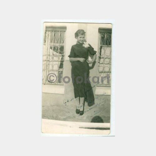 1933 Tarihi Ev Önünde Genç Kız Fotoğraf