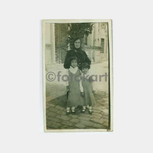 1930 Anne ve Kızları Tarihi Ev Önünde Fotoğraf