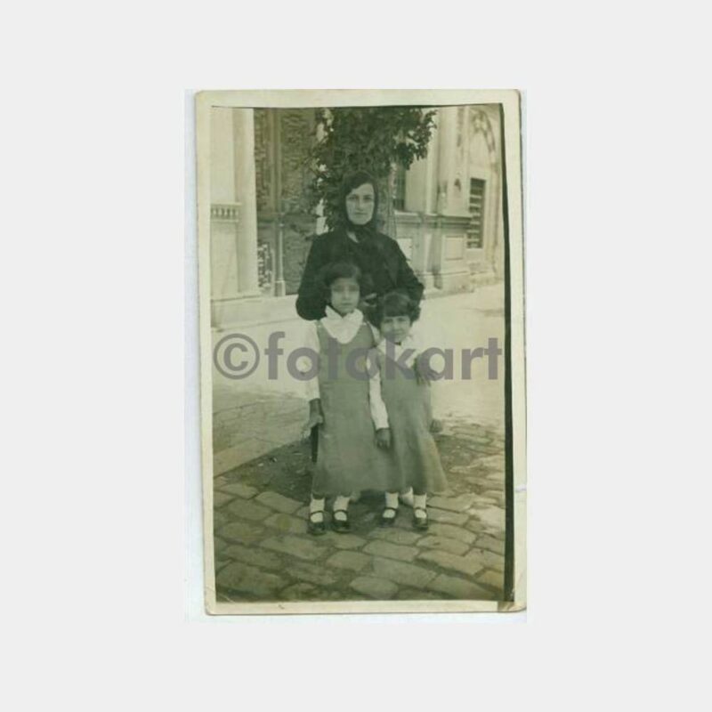 1930 Anne ve Kızları Tarihi Ev Önünde Fotoğraf