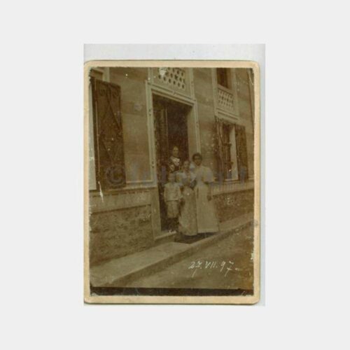 1897 Tarihi Ev Önünde Ev Halkı Fotoğraf