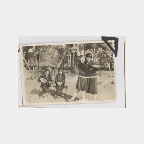 Tarihi Ev Önünde Kızlar Görünüş Fotoğraf