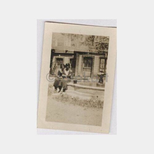 1932 Tarihi Ev Önünde Kızlar Görünüş Fotoğraf