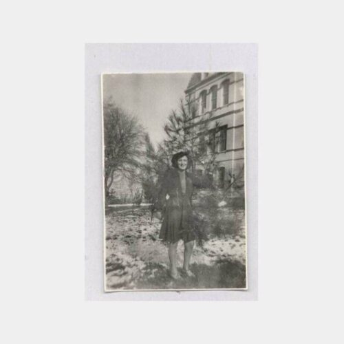 Tarihi Ev ve Genç Kız Görünüş Fotoğraf