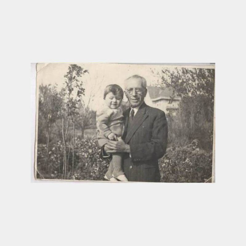 Tarihi Ev Bahçesinde Baba Oğul Fotoğraf