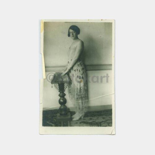 1928 Tarihi Evde Kadın Görünüş Fotoğraf